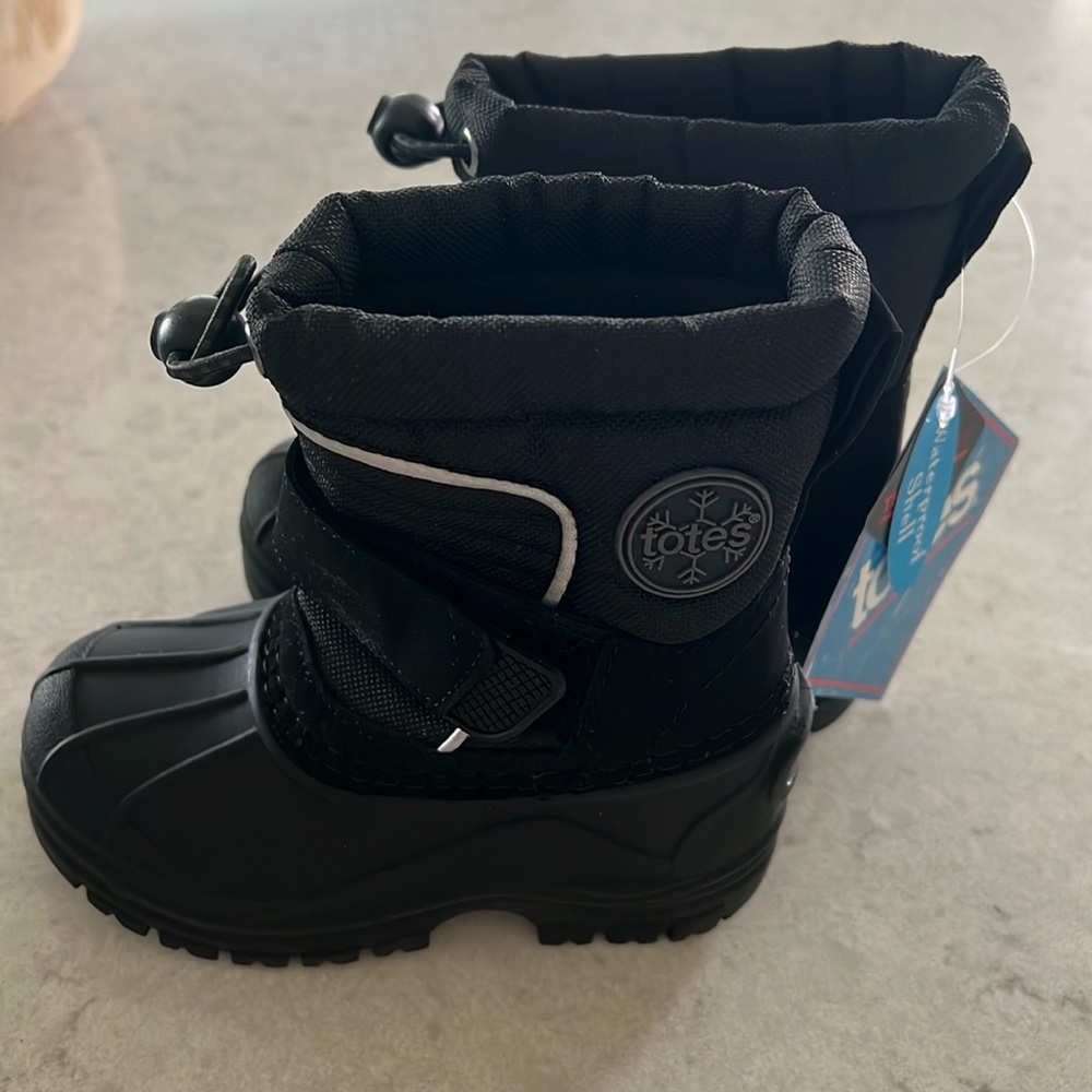 BNWT Totes kids waterproof shell winter boot. 5T